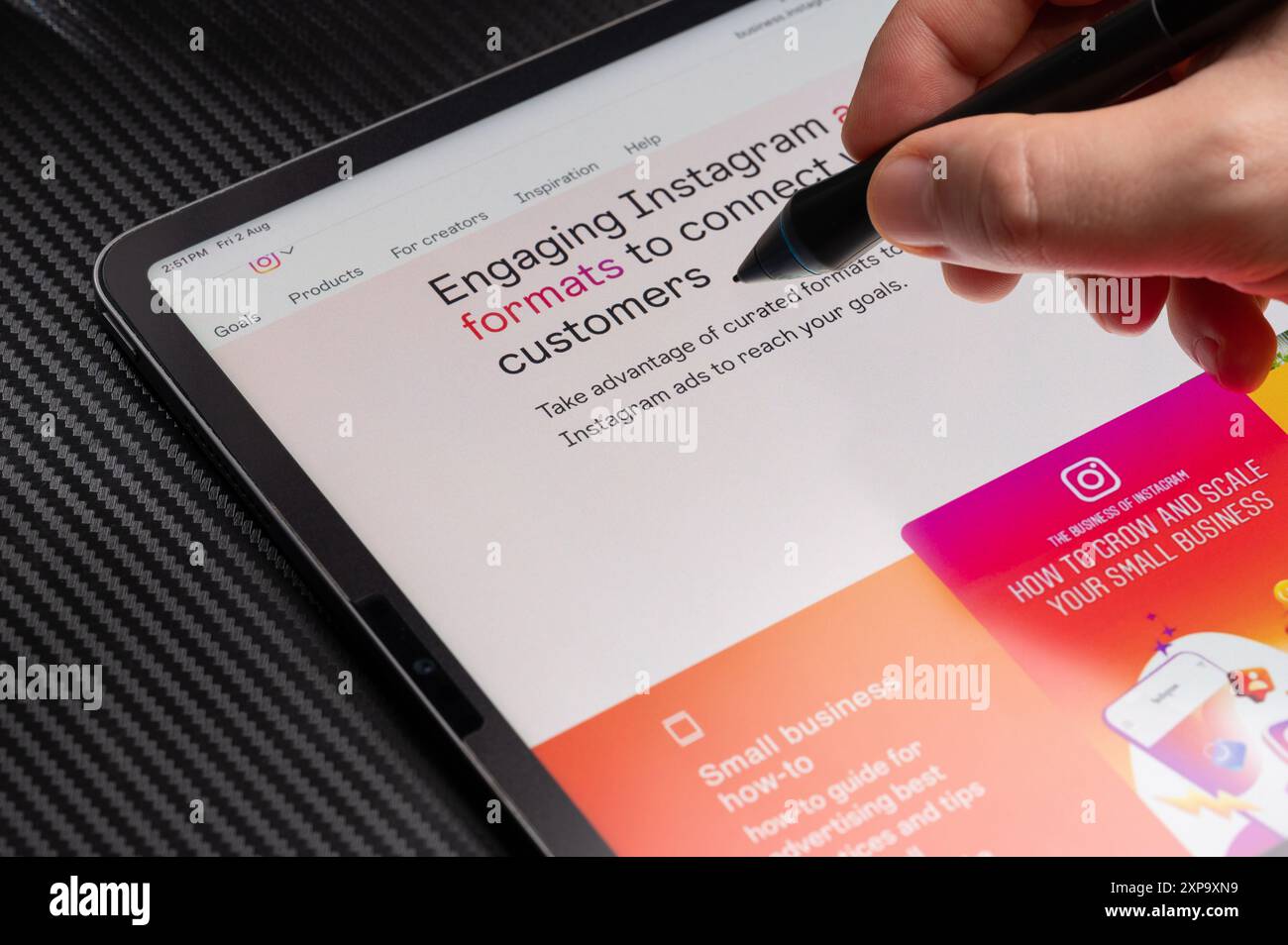 New York, USA - 2 agosto 2024: Formati coinvolgenti Instagram per annunci su schermo tablet macro vista ravvicinata Foto Stock