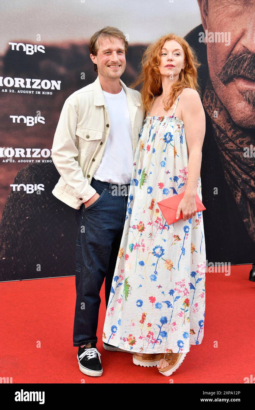 Marleen Lohse MIT Partner Max Montgomery bei der Deutschlandpremiere des Kinofilms 'Horizon' im Zoo Palast. Berlino, 04.08.2024 Foto Stock