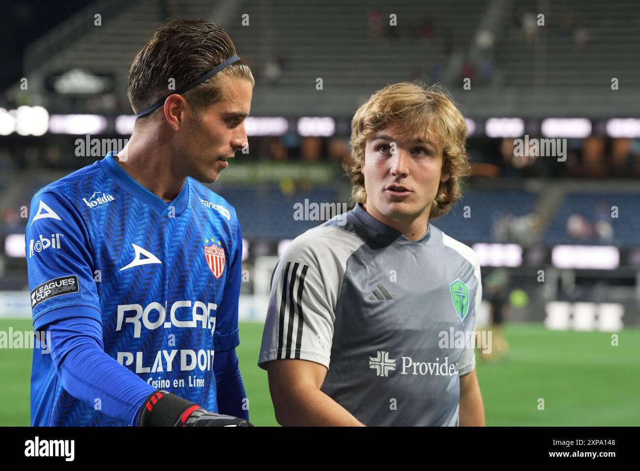 Seattle, Stati Uniti. 4 agosto 2024. Il portiere del Club Necaxa Ezequiel Unsain (22) e l'attaccante dei Seattle Sounders Pedro De la Vega (10) parlano mentre escono dal campo dopo una partita di Leagues Cup al Lumen Field di Seattle, Washington, il 4 agosto 2024. (Credito fotografico Nate Koppelman/Sipa USA) credito: SIPA USA/Alamy Live News Foto Stock