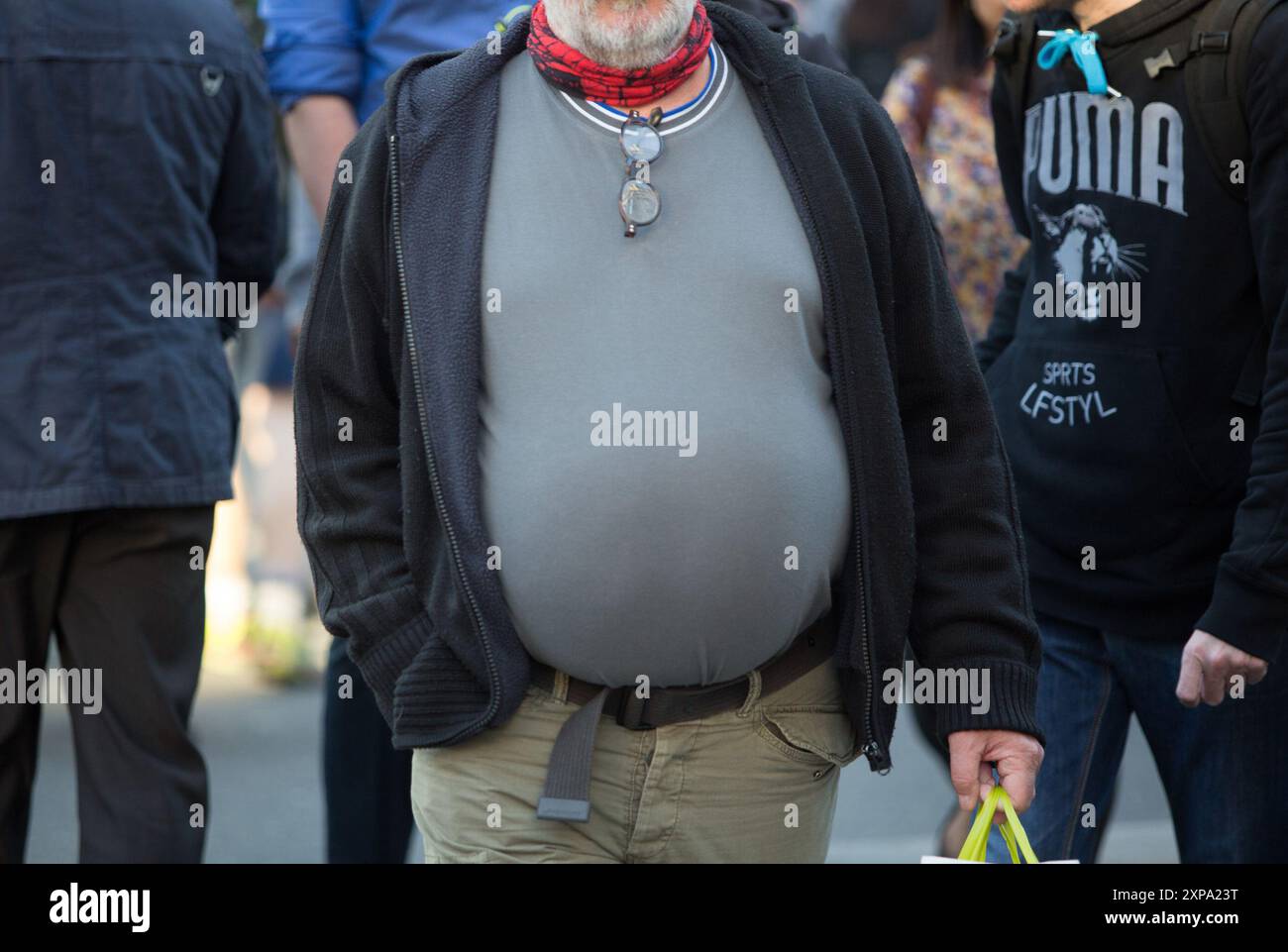 Foto non datata di un uomo obeso a Londra. I leader della farmacia hanno esortato le persone a non acquistare falsi jab di perdita di peso online, poiché hanno detto che le carenze di Ozempic dovrebbero estendersi fino al prossimo anno. La National Pharmacy Association (NPA) ha avvertito di una possibile "esplosione nella vendita senza licenza di farmaci online", con le persone che rischiano la loro salute acquistando Ozempic e Wegovy (semaglutide) senza controlli adeguati. Data di pubblicazione: Lunedì 5 agosto 2024. Foto Stock