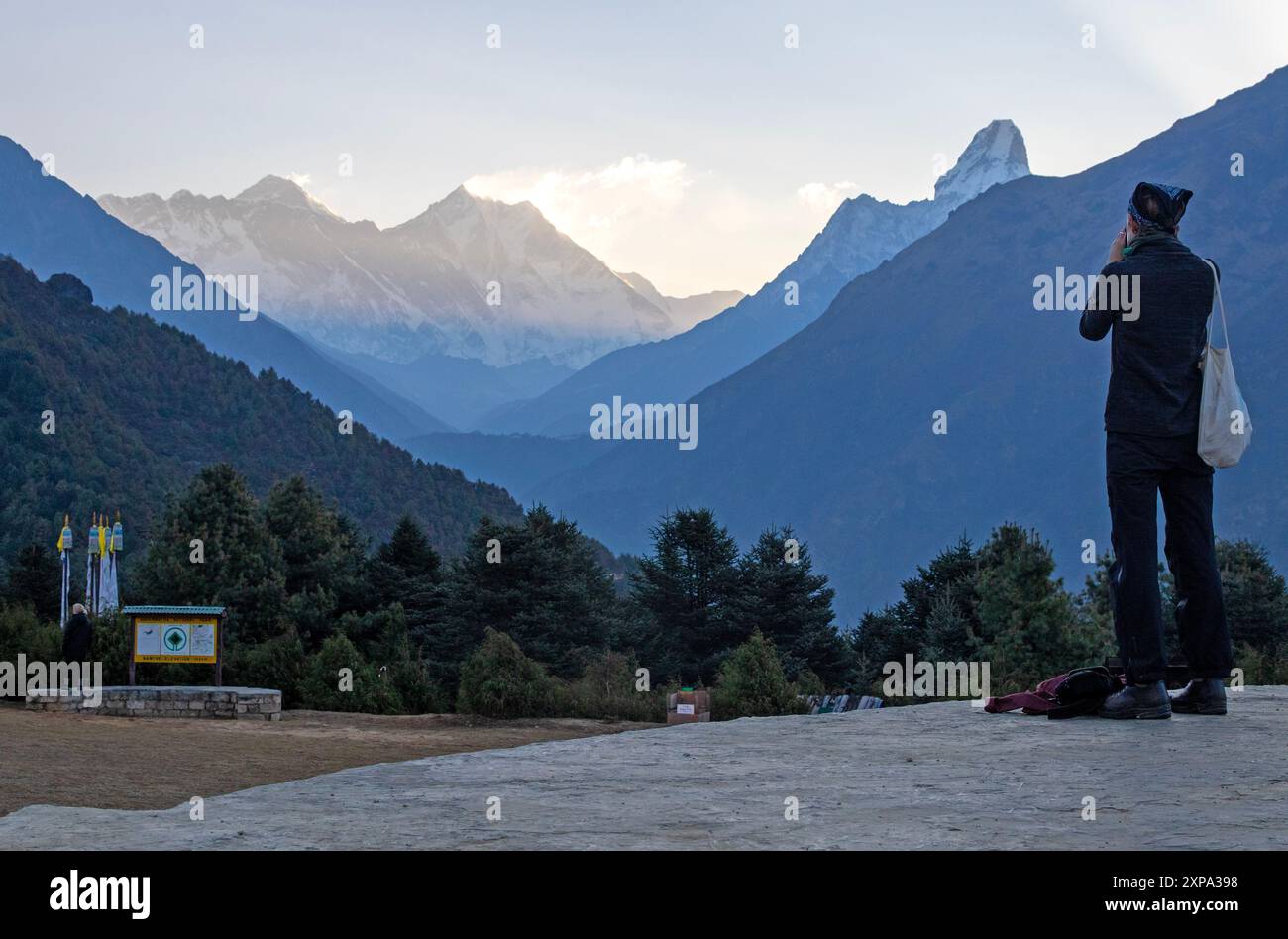 Fai trekking guardando il monte Everest e ama Dablam da un punto di osservazione ai margini del Namche Bazaar Foto Stock