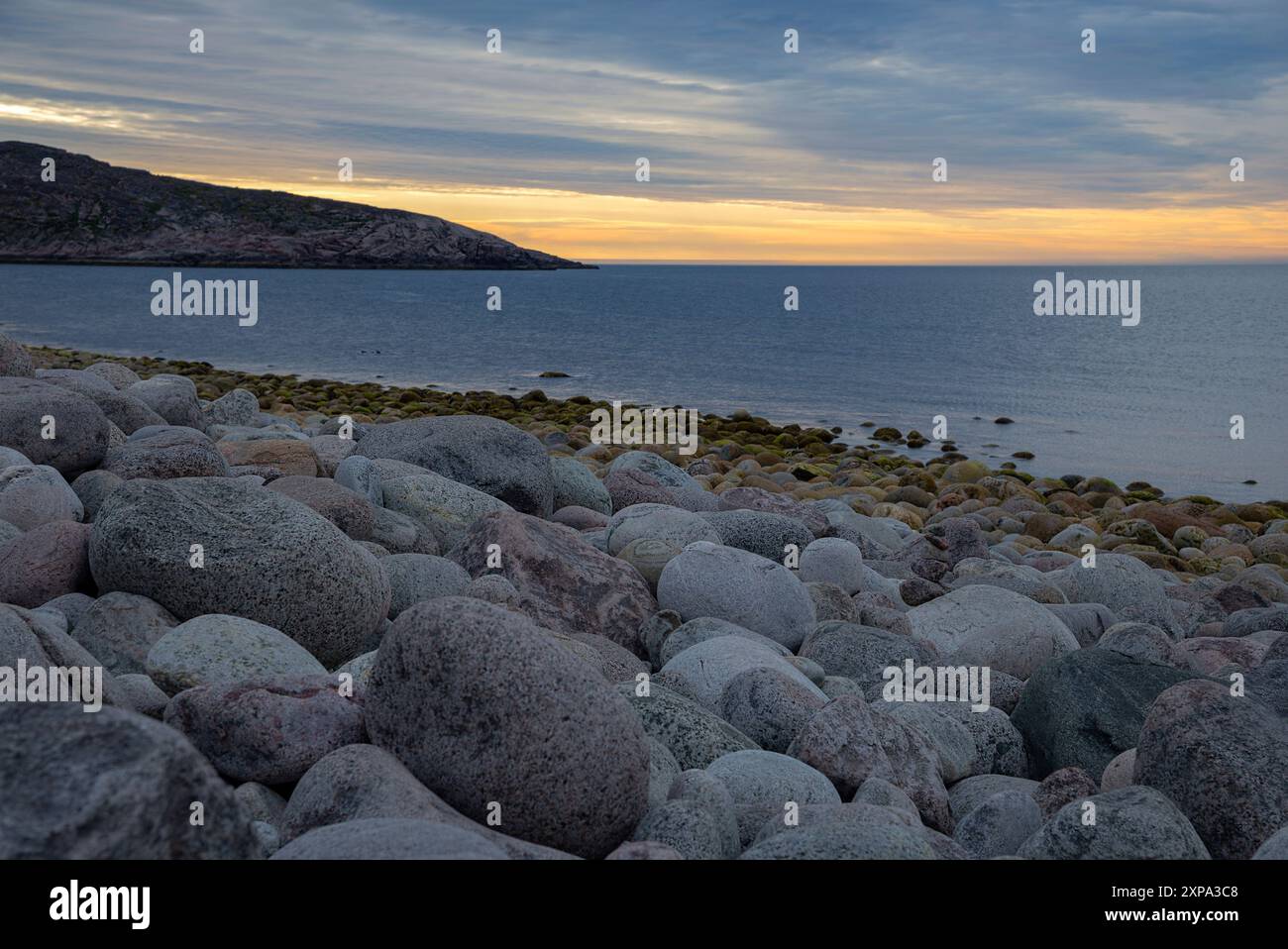 Una sera di luglio sulla costa del Mare di Barents. Dragon Eggs Beach, Teriberka, penisola di Kola, regione artica. Russia Foto Stock