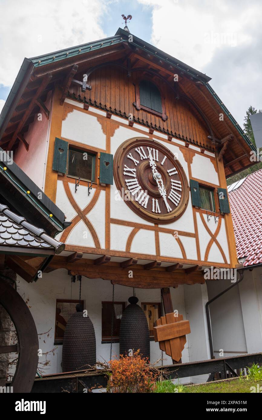 Il più grande orologio a cucù del mondo, Schonachbach a Triberg, in Germania, in una giornata di primavera Foto Stock