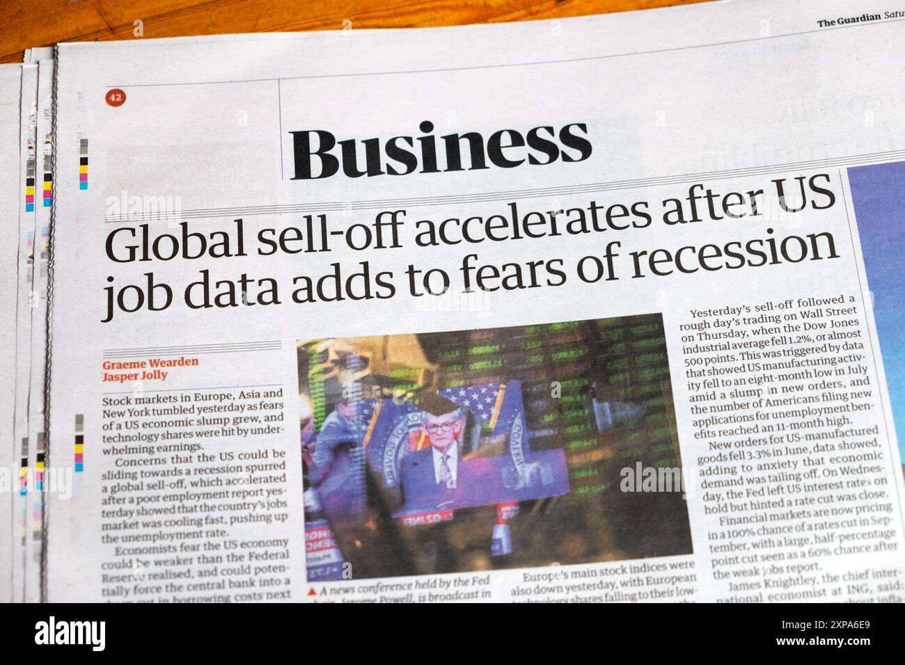 "Il sell-off globale accelera dopo che i dati sul lavoro negli Stati Uniti aumentano i timori di recessione" articolo del quotidiano Guardian del 3 agosto 2024 Londra Regno Unito Foto Stock