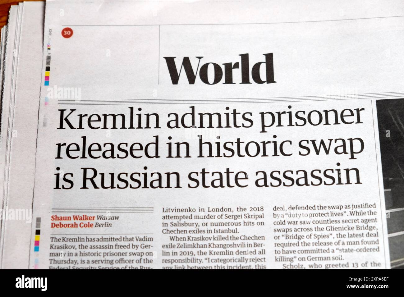 "Il Cremlino ammette che il prigioniero rilasciato in cambio storico è l'assassino di stato russo", titolo del quotidiano The Guardian Krasikov articolo 3 agosto 2024 Londra Regno Unito Foto Stock