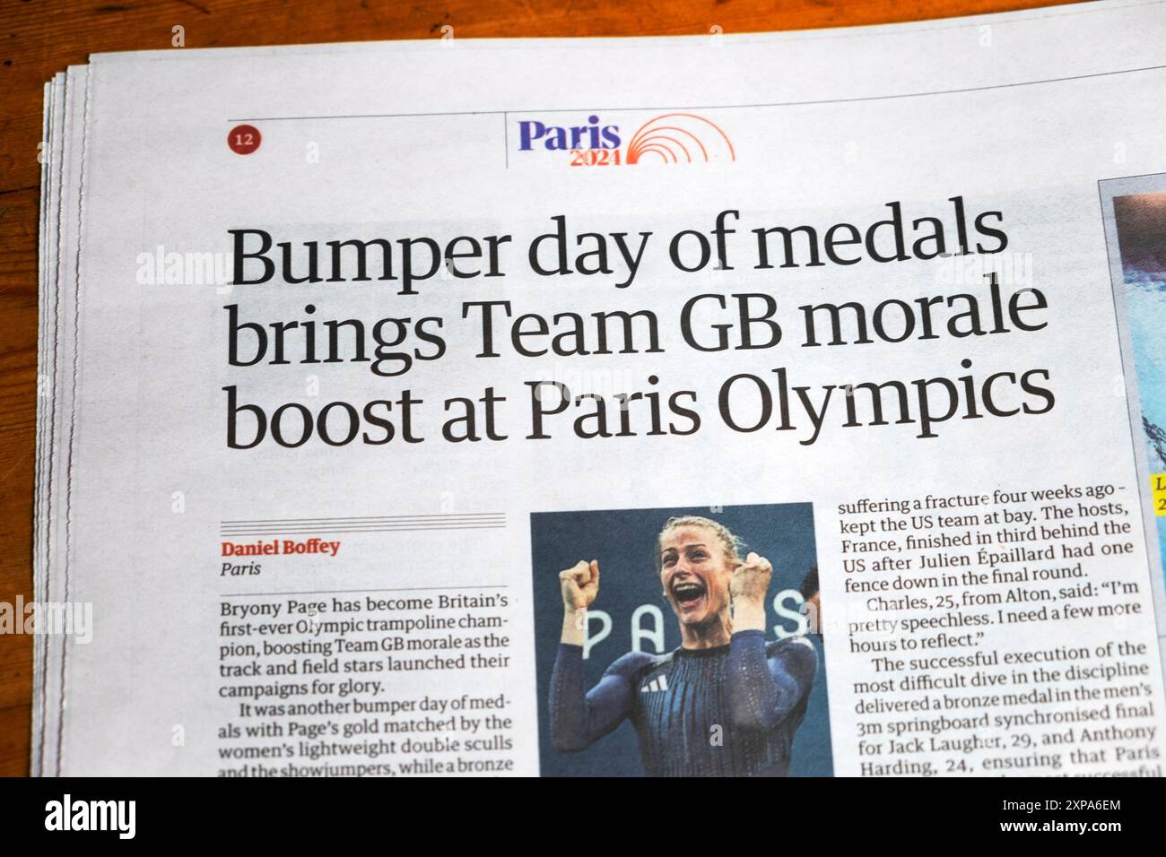 "La giornata delle medaglie porta il morale del team GB alle Olimpiadi di Parigi" articolo del quotidiano Guardian 3 agosto 2024 Londra Regno Unito Foto Stock
