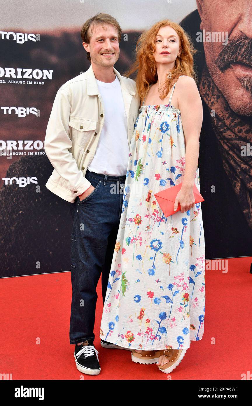 Marleen Lohse mit Partner Max Montgomery bei der Deutschlandpremiere des Kinofilms Horizon: An American Saga - Chapter 1 im Zoo Palast. Berlino, 04.08.2024 *** Marleen Lohse con il partner Max Montgomery alla prima tedesca del film Horizon an American Saga capitolo 1 allo Zoo Palast Berlin, 04 08 2024 foto:Xn.xKubelkax/xFuturexImagex hHorizon_4944 Foto Stock