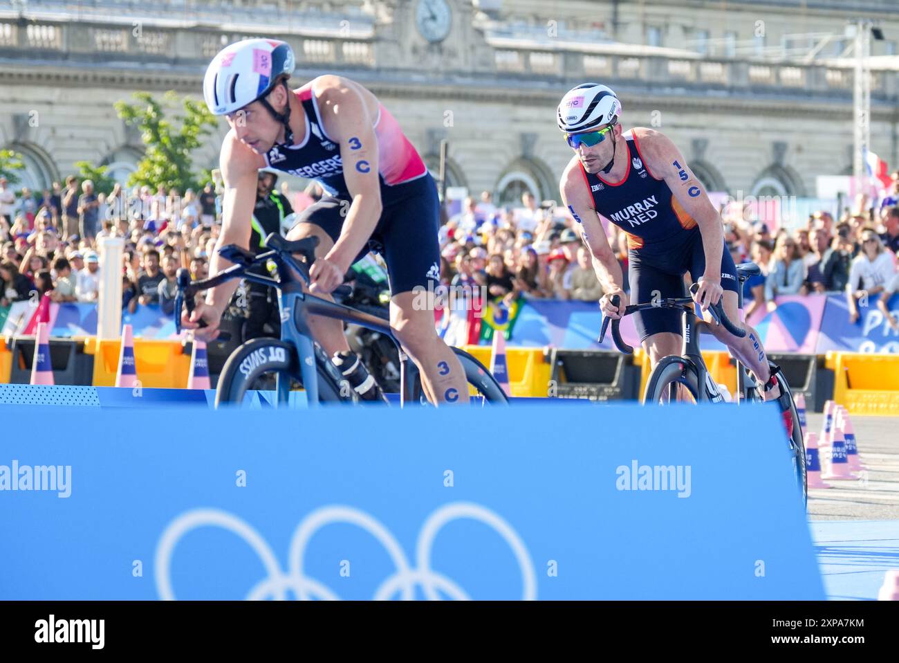 Parigi, Francia. 5 agosto 2024. PARIGI, FRANCIA - 5 AGOSTO: Richard Murray dei Paesi Bassi in bicicletta mentre gareggia nella staffetta mista durante il giorno 10 del Triathlon - Giochi Olimpici Parigi 2024 a Pont Alexandre III il 5 agosto 2024 a Parigi, Francia. (Foto di Rene Nijhuis/Agenzia BSR) credito: Agenzia BSR/Alamy Live News Foto Stock