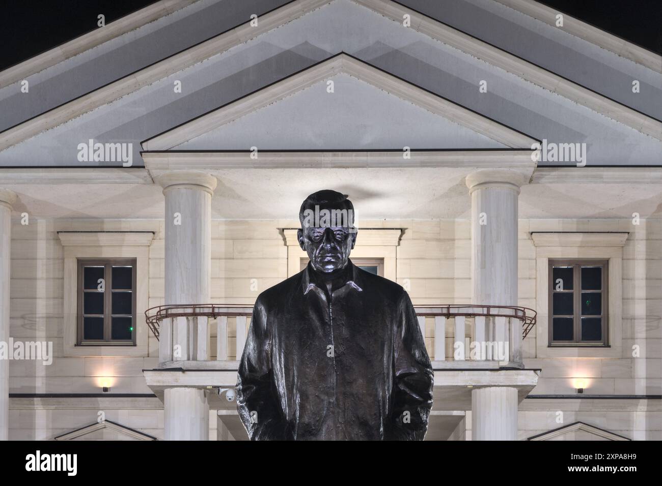 Višegrad, Bosnia-Erzegovina – Febbraio 2023: Scultura di Ivo Andrić a Andrićgrad, costruita sul luogo di un campo di detenzione durante la guerra bosniaca Foto Stock