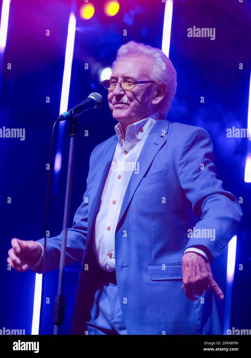 Wickham, Regno Unito. 4 agosto 2024. Musicista e cantante inglese. Anthony Fitzgerald conosciuto professionalmente come Tony Christie si esibisce dal vivo sul palco al Wickham Festival. È noto soprattutto per la sua registrazione di '(Is This the Way to) Amarillo'. Credito: SOPA Images Limited/Alamy Live News Foto Stock