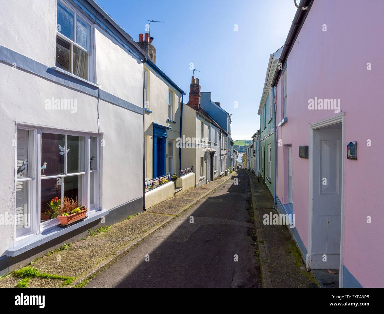 Cottage terrazzati che fiancheggiano le stradine del villaggio costiero di Appledore, Devon, Inghilterra. Foto Stock