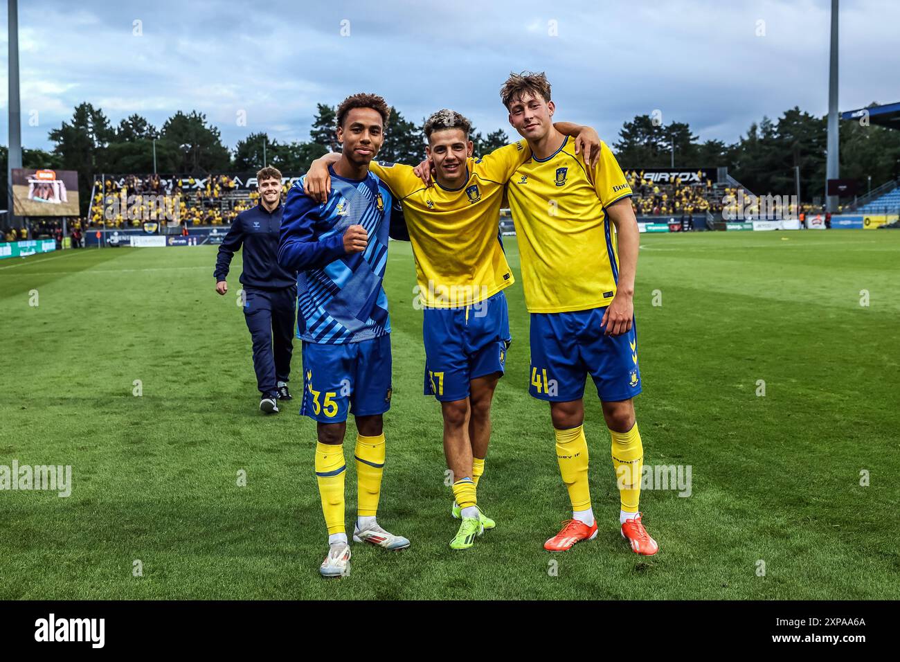 Lyngby, Danimarca. 4 agosto 2024. Noah Nartey (35), Clement Bischoff (37) e Oscar Schwartau (41) di Broendby SE visto dopo il 3F Superliga match tra Lyngby BK e Broendby IF a Lyngby Stadion a Lyngby. Credito: Gonzales Photo/Alamy Live News Foto Stock