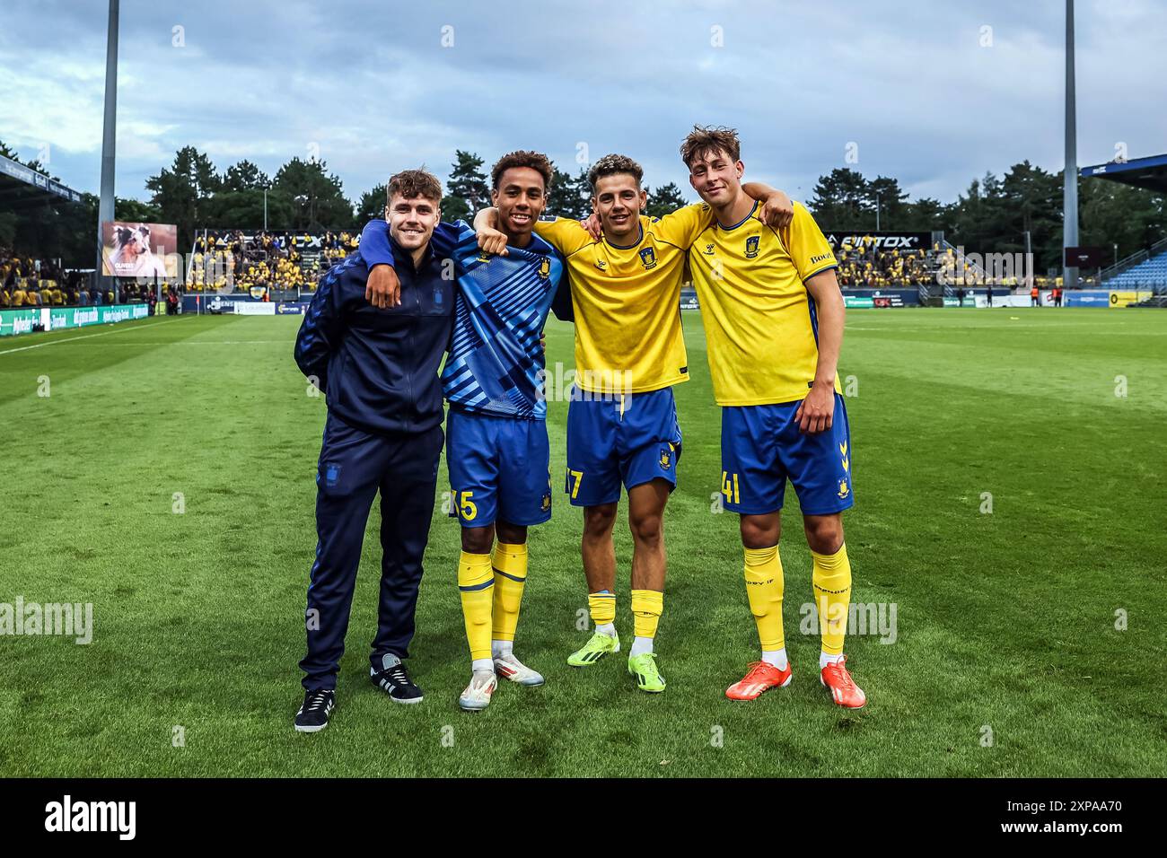 Lyngby, Danimarca. 4 agosto 2024. Mathias Kvistgaarden, Noah Nartey (35), Clement Bischoff (37) e Oscar Schwartau (41) di Broendby SE visto dopo il 3F Superliga match tra Lyngby BK e Broendby IF a Lyngby Stadion a Lyngby. Credito: Gonzales Photo/Alamy Live News Foto Stock