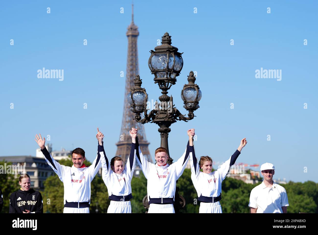 Alex Yee, Georgia Taylor-Brown, Samuel Dickinson e Beth Potter hanno seguito il Mixed Relay Triathlon al Pont Alexandre III il decimo giorno dei Giochi Olimpici di Parigi del 2024 in Francia. Data foto: Lunedì 5 agosto 2024. Foto Stock