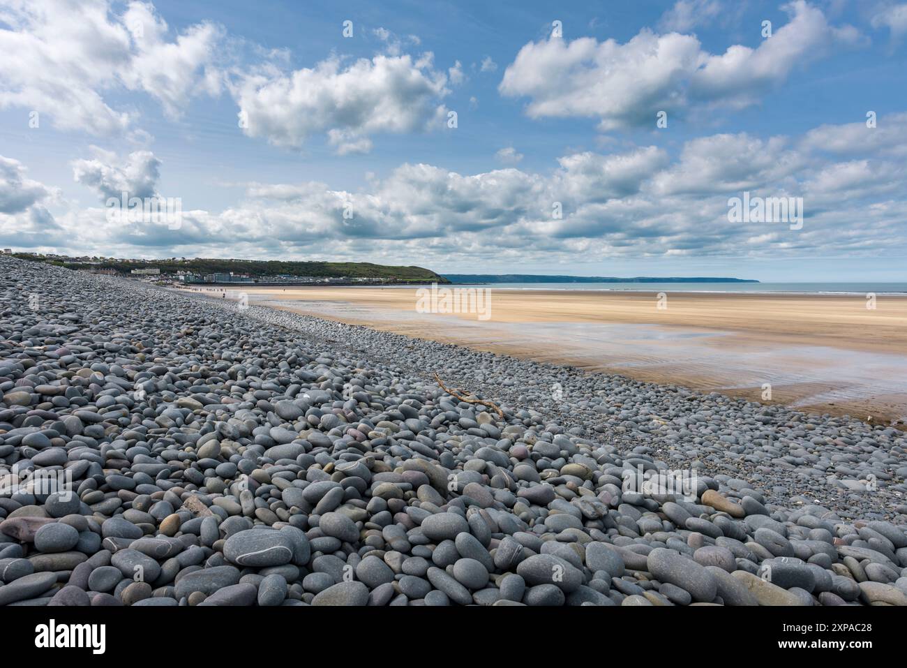 Cresta di ghiaia a Westward ho! spiaggia sul paesaggio nazionale della costa del Devon settentrionale, Inghilterra. Foto Stock