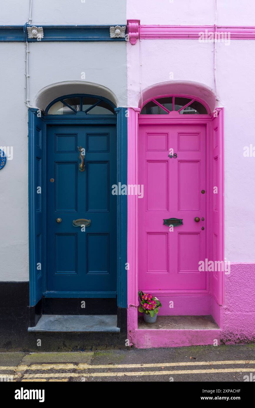 Porte d'ingresso di due cottage terrazzati nel villaggio costiero di Appledore, Devon, Inghilterra. Foto Stock