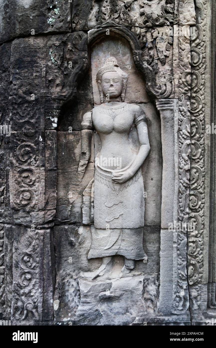 Celeste è un rilievo nel tempio Ta Prohm a Siem Reap, Cambogia. Scultura di figure femminili Apsara su una parete del tempio. Foto Stock