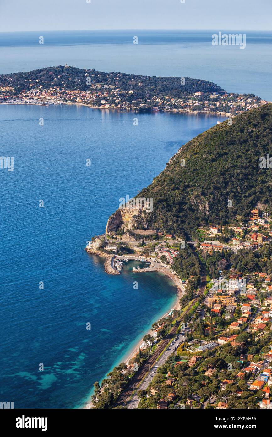 Costa della Costa Azzurra dall'alto a Eze, Francia. Alpes-Maritimes, paesaggio della Costa Azzurra sul Mar Mediterraneo. Foto Stock