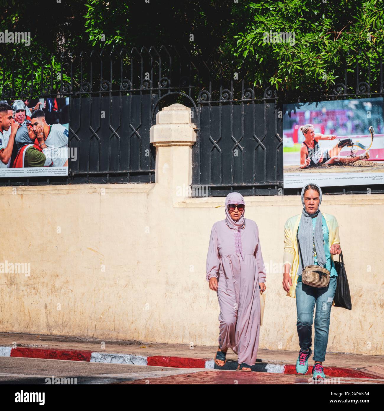 Un paio di donne marocchine con uno stile diverso. Abiti tradizionali e moderni. Tangeri, Marocco Foto Stock