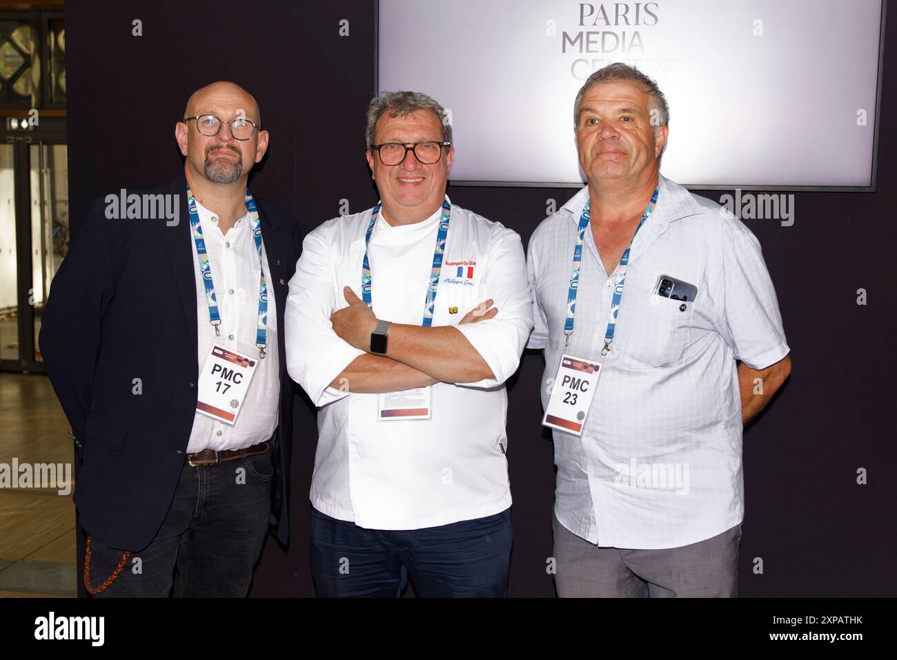 Parigi, Francia. 4 agosto 2024. (L-R) Valery Cosse, Philippe Gosselin e Claude Maret assistono alla degustazione delle associazioni dei macellai, dei panettieri e dei produttori di formaggio della grande Parigi e della Confederazione generale del commercio al dettaglio alimentare. La camera di commercio e artigianato di Parigi offre vini, champagne e acque al Carreau du Temple il 4 agosto 2024 a Parigi, in Francia. Crediti: Bernard Menigault/Alamy Live News Foto Stock