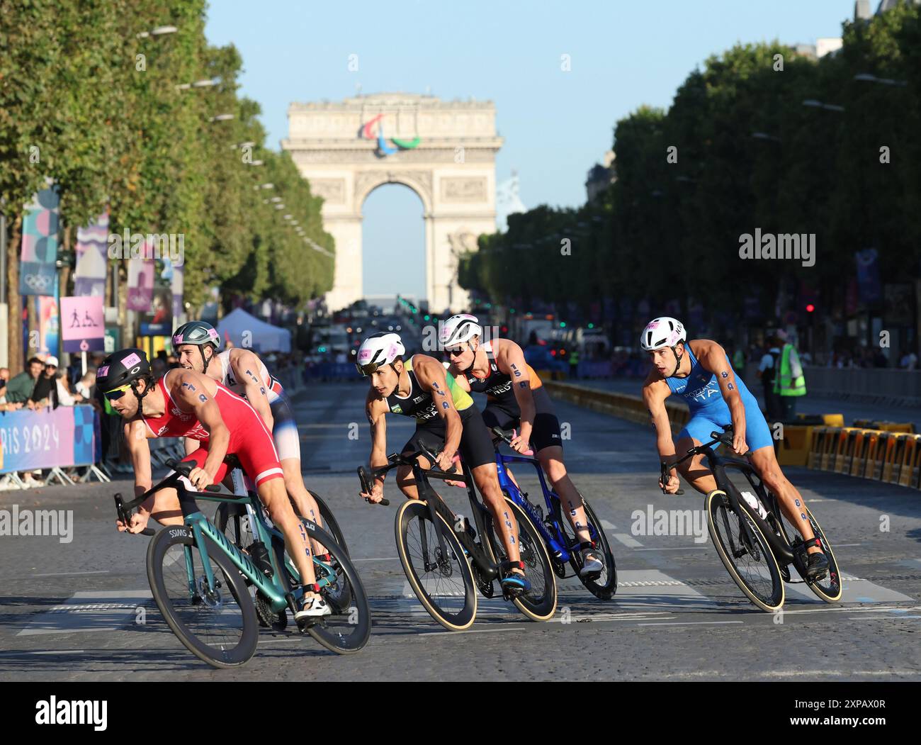 Parigi, Francia. 5 agosto 2024. Gli atleti prendono parte alla tappa ciclistica del Mixed Team Triathlon all'Arco di Trionfo, il decimo giorno delle Olimpiadi di Parigi, lunedì 05 agosto 2024. Foto di Hugo Philpott/UPI credito: UPI/Alamy Live News Foto Stock