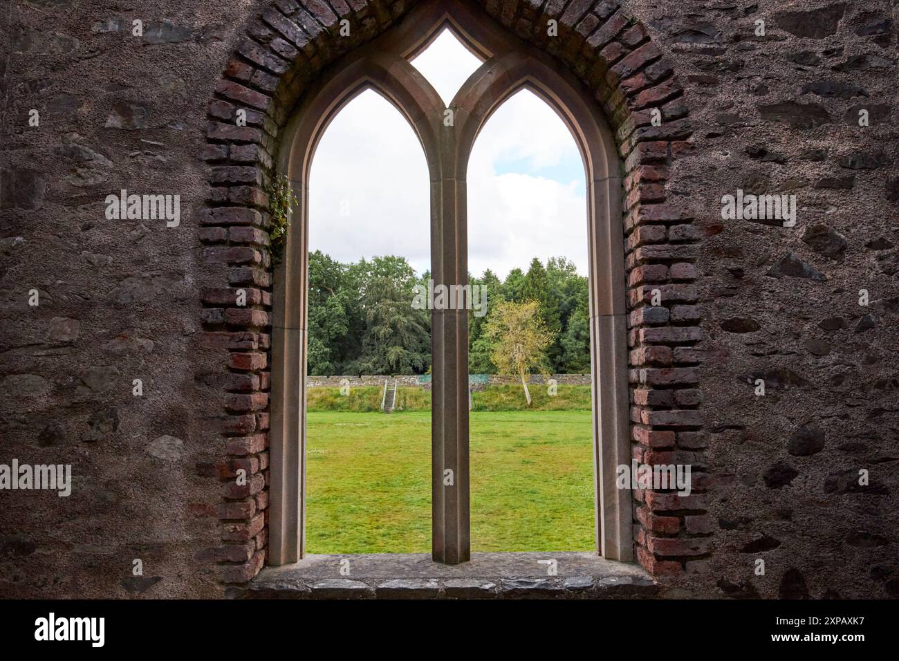si affaccia dalla vecchia finestra in pietra di hillsborough fort royal nella contea di hillsborough lungo il nord dell'irlanda del regno unito Foto Stock