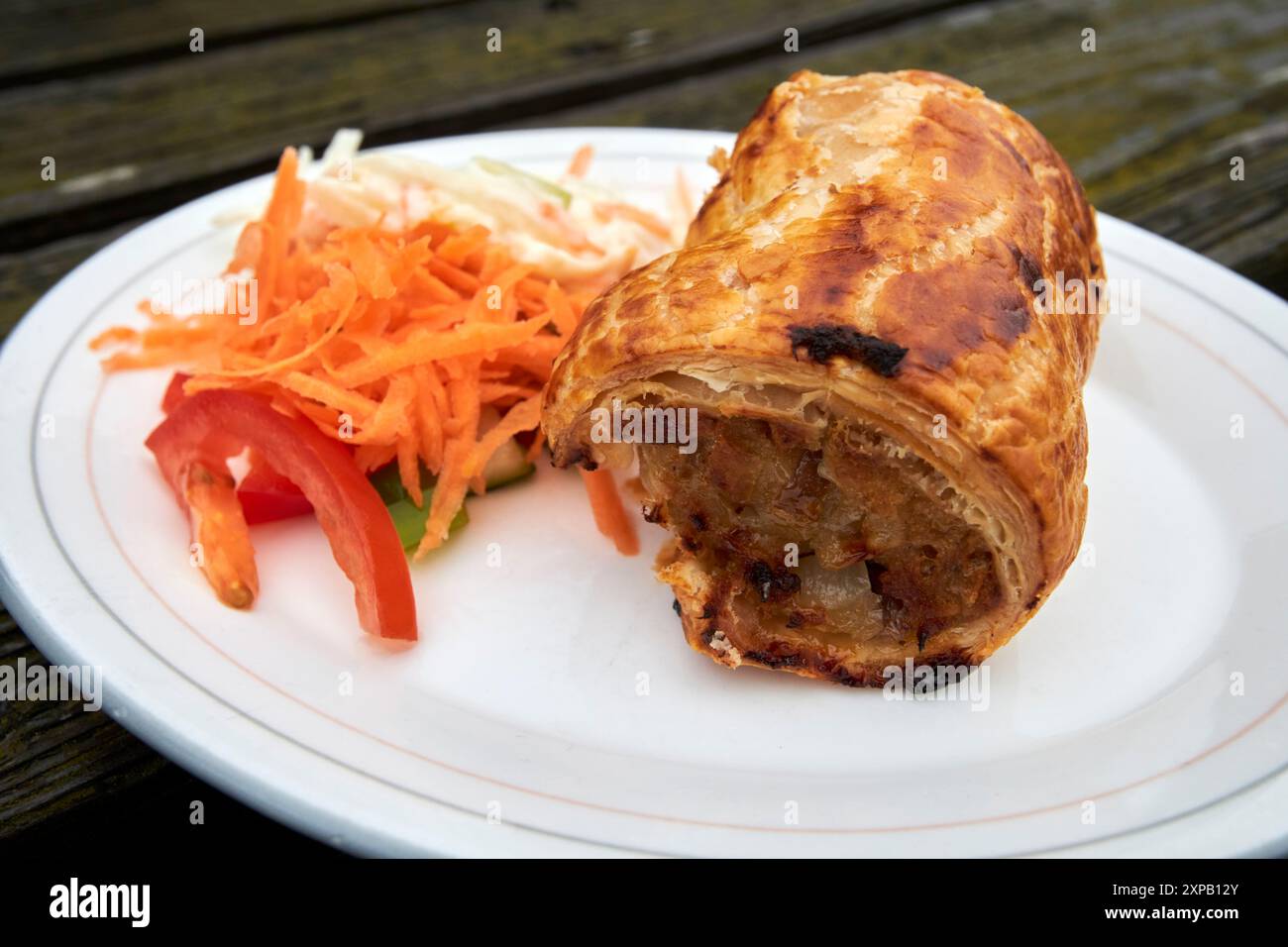 involtino di salsiccia artigianale e insalata su un piatto in una caffetteria nel regno unito Foto Stock