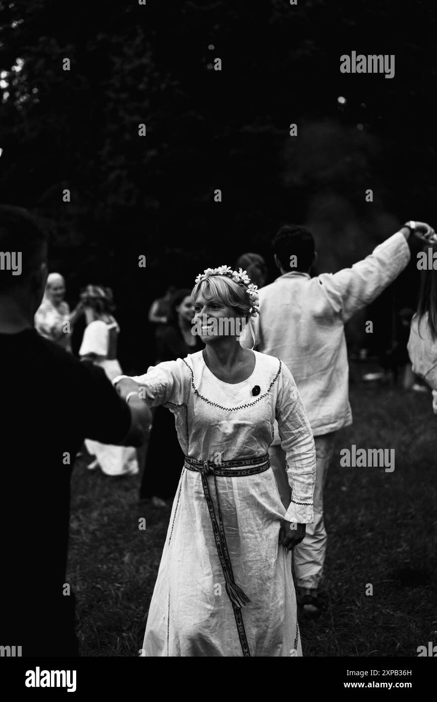 Donna in costume nazionale slavo, solstizio d'estate Ivan Kupala. Foto Stock