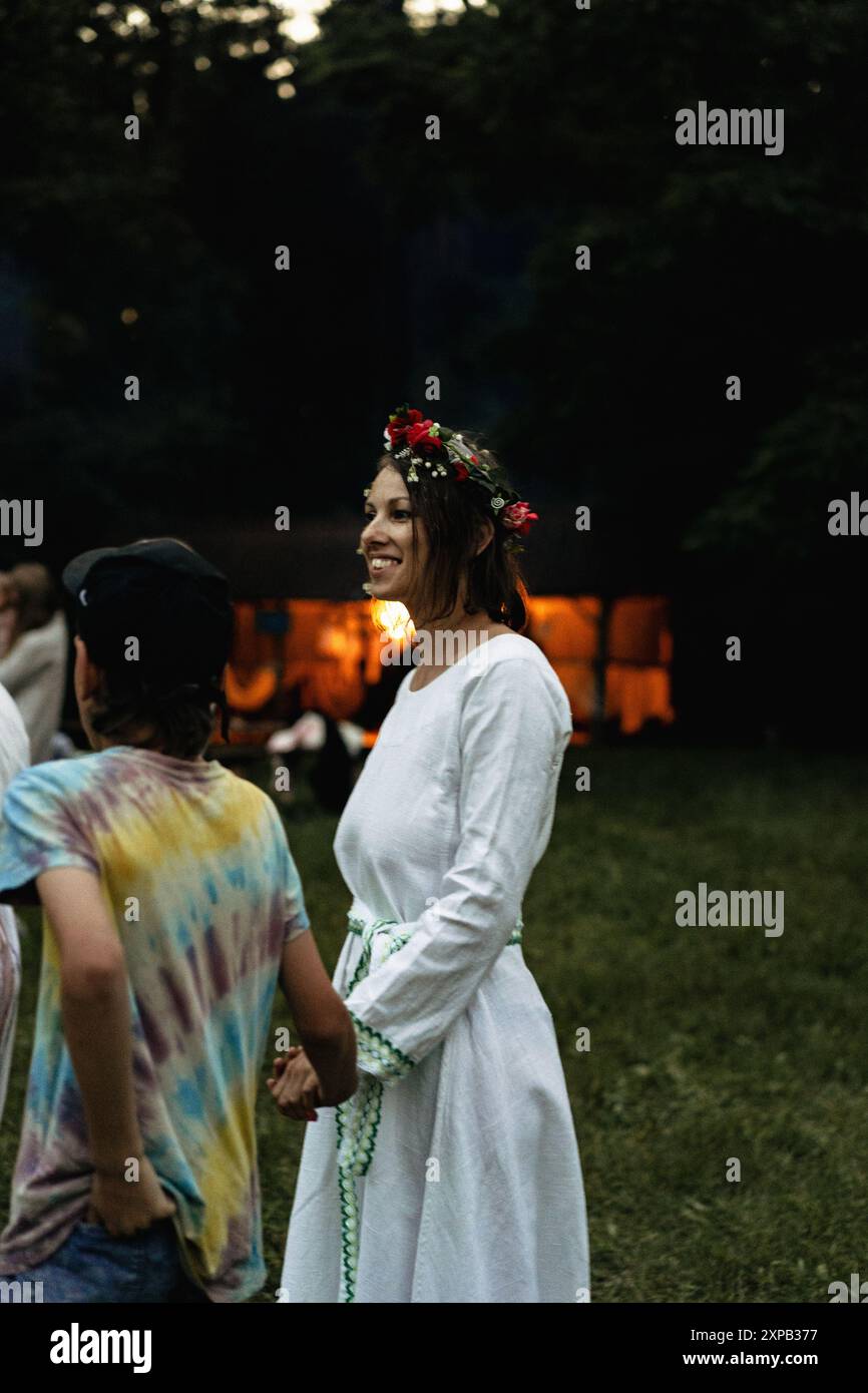 Donna in corona e abbigliamento slavo nazionale, vacanza Ivan Kupala. Foto Stock
