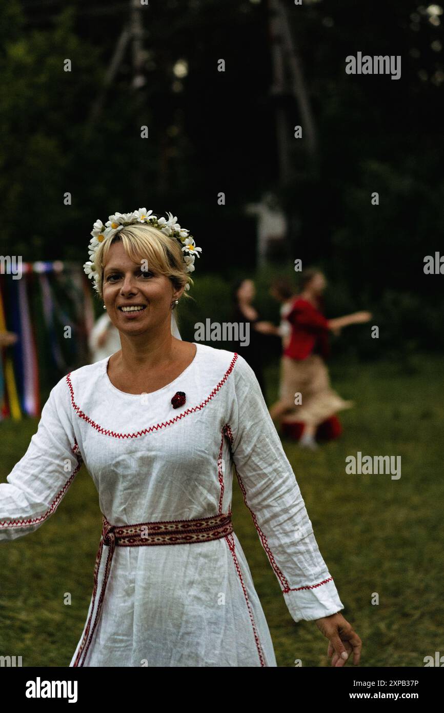 Donna in corona e abbigliamento slavo nazionale, vacanza Ivan Kupala. Foto Stock