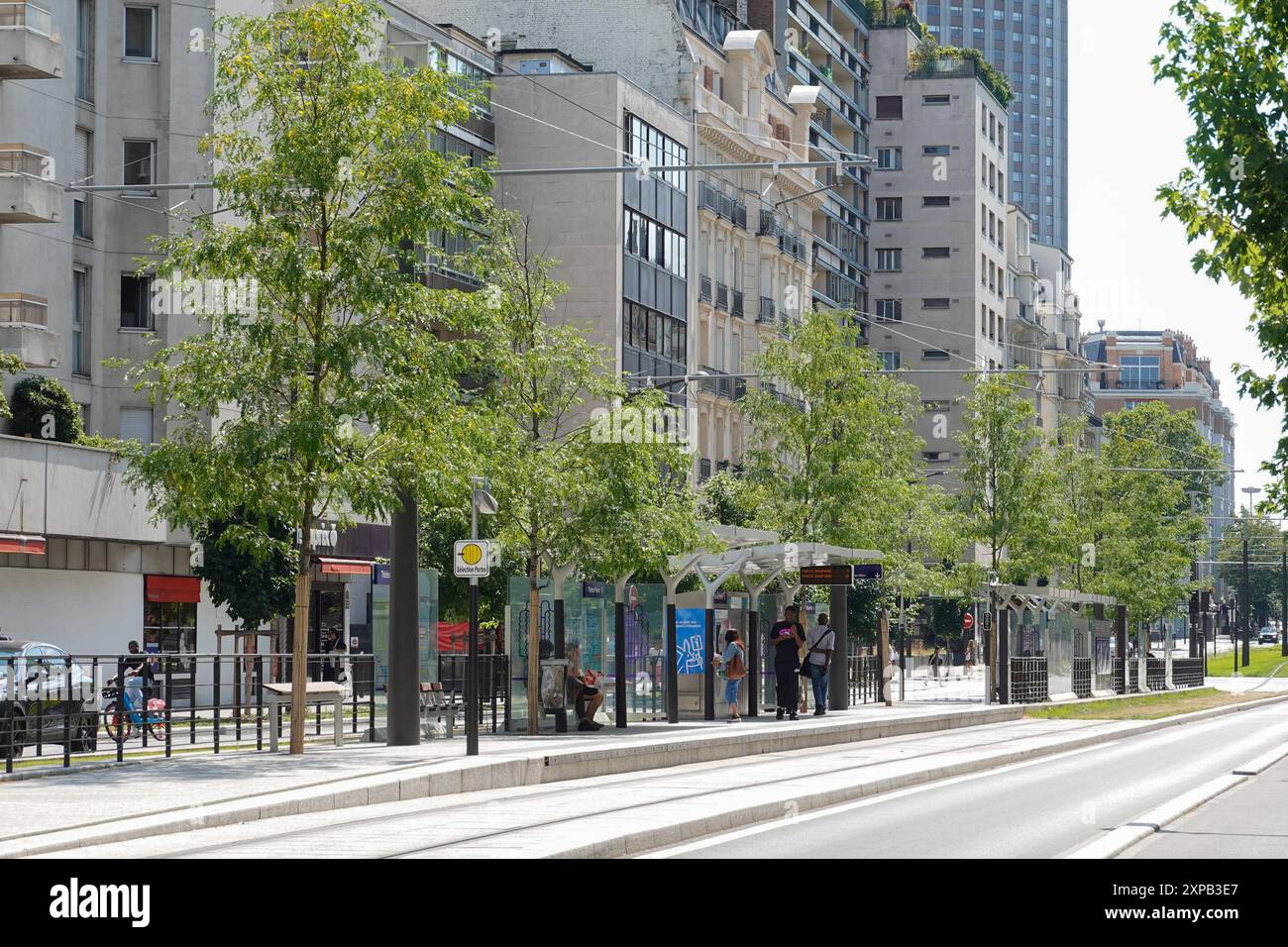 Parigi, Straßenbahnlinie T3b, Haltestelle Therese Pierre // Parigi, tram linea T3b, fermata Therese Pierre Foto Stock