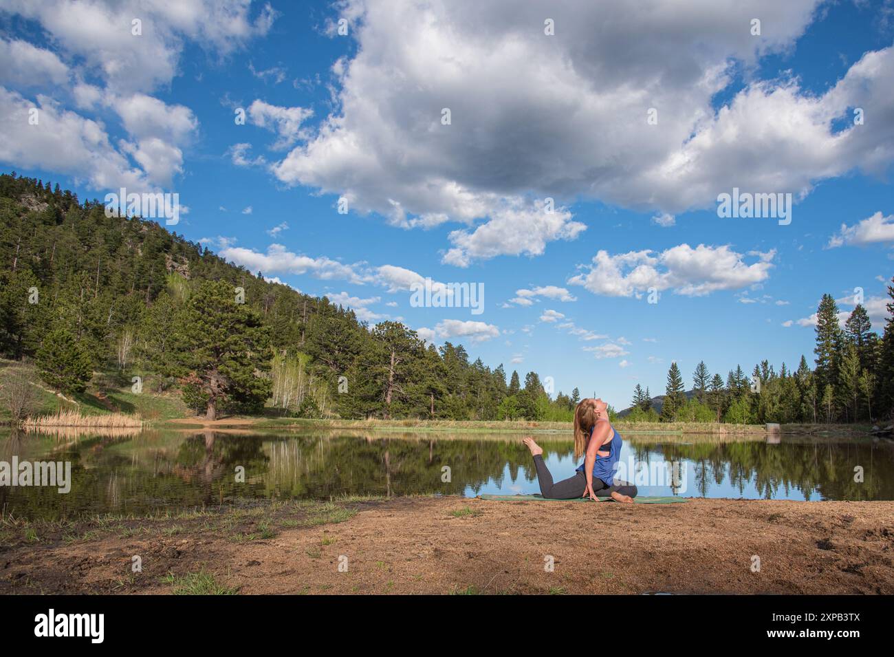 Lo stile di vita dello yoga sulle montagne del Colorado Foto Stock