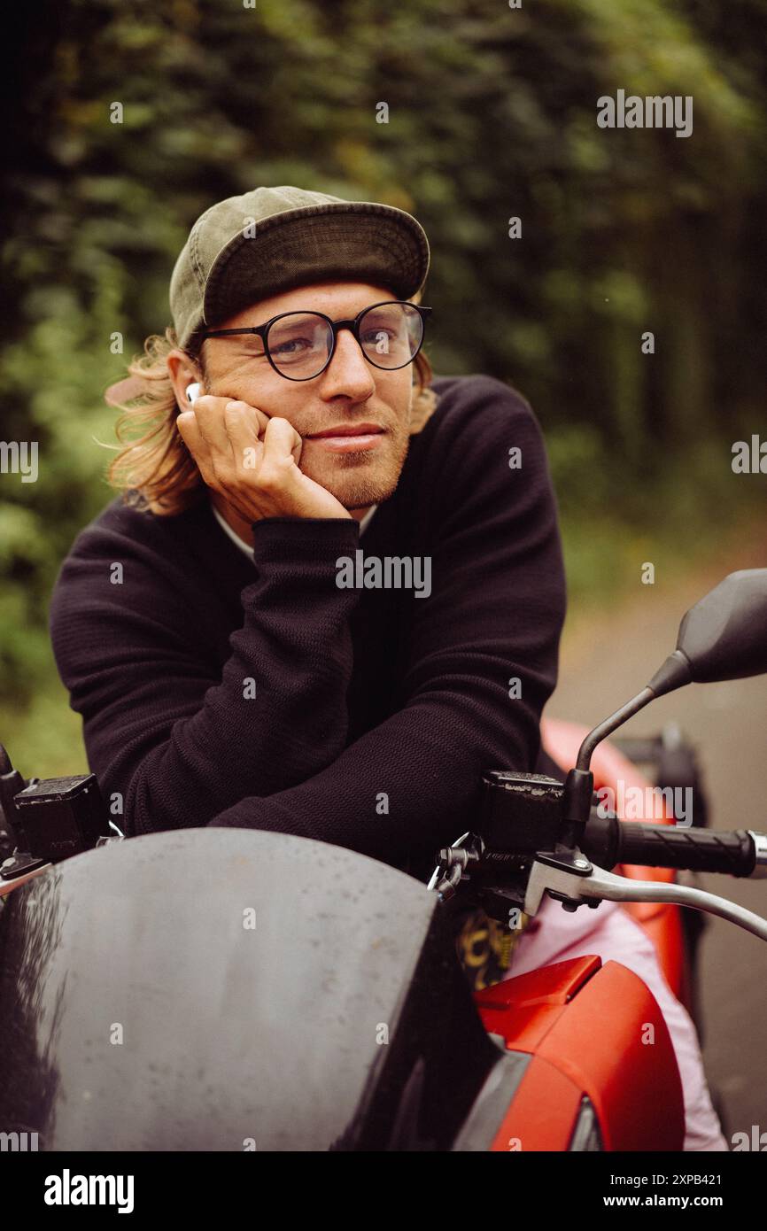 Ritratto di un giovane con gli occhiali, primo piano. Foto Stock