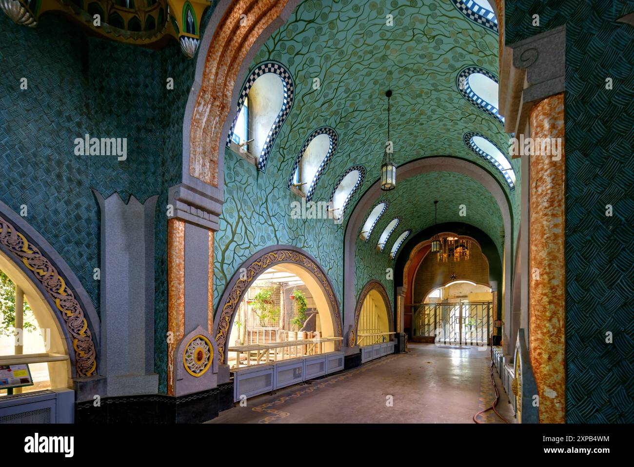 Budapest, Stadtwäldchen Varosliget, Zoo, Elefantenhaus // Budapest, Varosliget, zoo, Elephant House Foto Stock