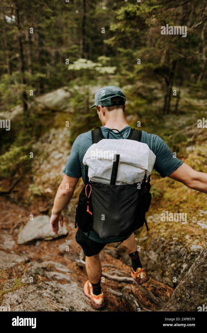 L'escursionista con zaino bianco percorre l'Appalachian Trail, Maine Foto Stock