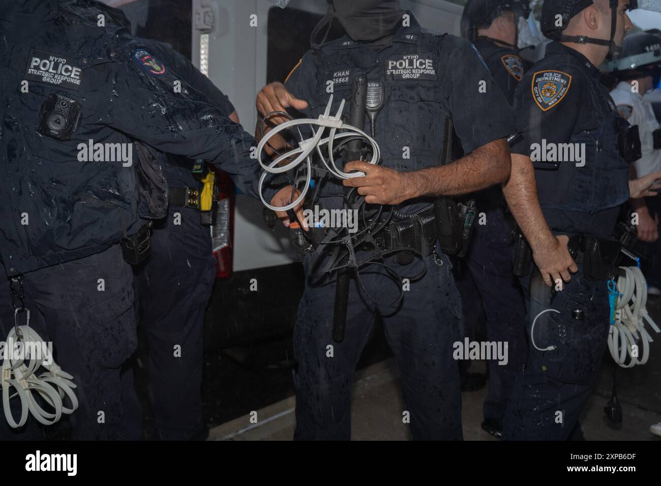 Brooklyn, Stati Uniti. 3 agosto 2024. La polizia di New York prepara le manette con cravatta dopo aver creato una barricata durante l'arresto di una dimostrante pro-Palestina durante la manifestazione WOL Palestine "Flood Brooklyn for Black and Palestina Liberation" mentre il gruppo marcia verso il Brooklyn Museum. (Foto di Derek French/SOPA Images/Sipa USA) credito: SIPA USA/Alamy Live News Foto Stock