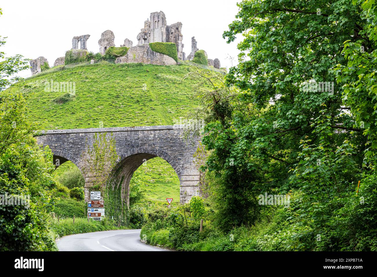 Corfe Castle, Dorset, Inghilterra, Regno Unito, Corfe Castle è una fortificazione situata sopra l'omonimo villaggio sulla penisola dell'isola di Purbeck Foto Stock