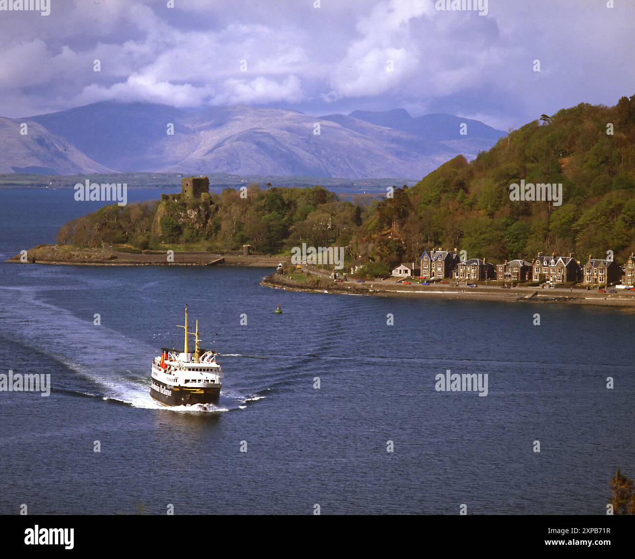Il traghetto Mull 'MV Caledonia' arriva nella baia di Oban con il castello di Dunollie in vista, Argyll anni '1980 Foto Stock