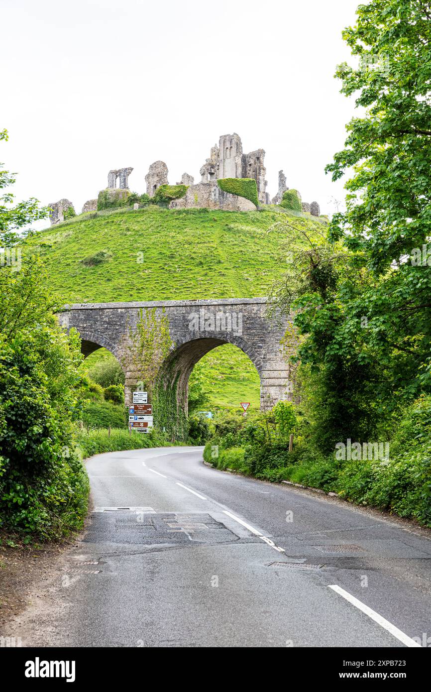 Corfe Castle, Dorset, Inghilterra, Regno Unito, Corfe Castle è una fortificazione situata sopra l'omonimo villaggio sulla penisola dell'isola di Purbeck Foto Stock
