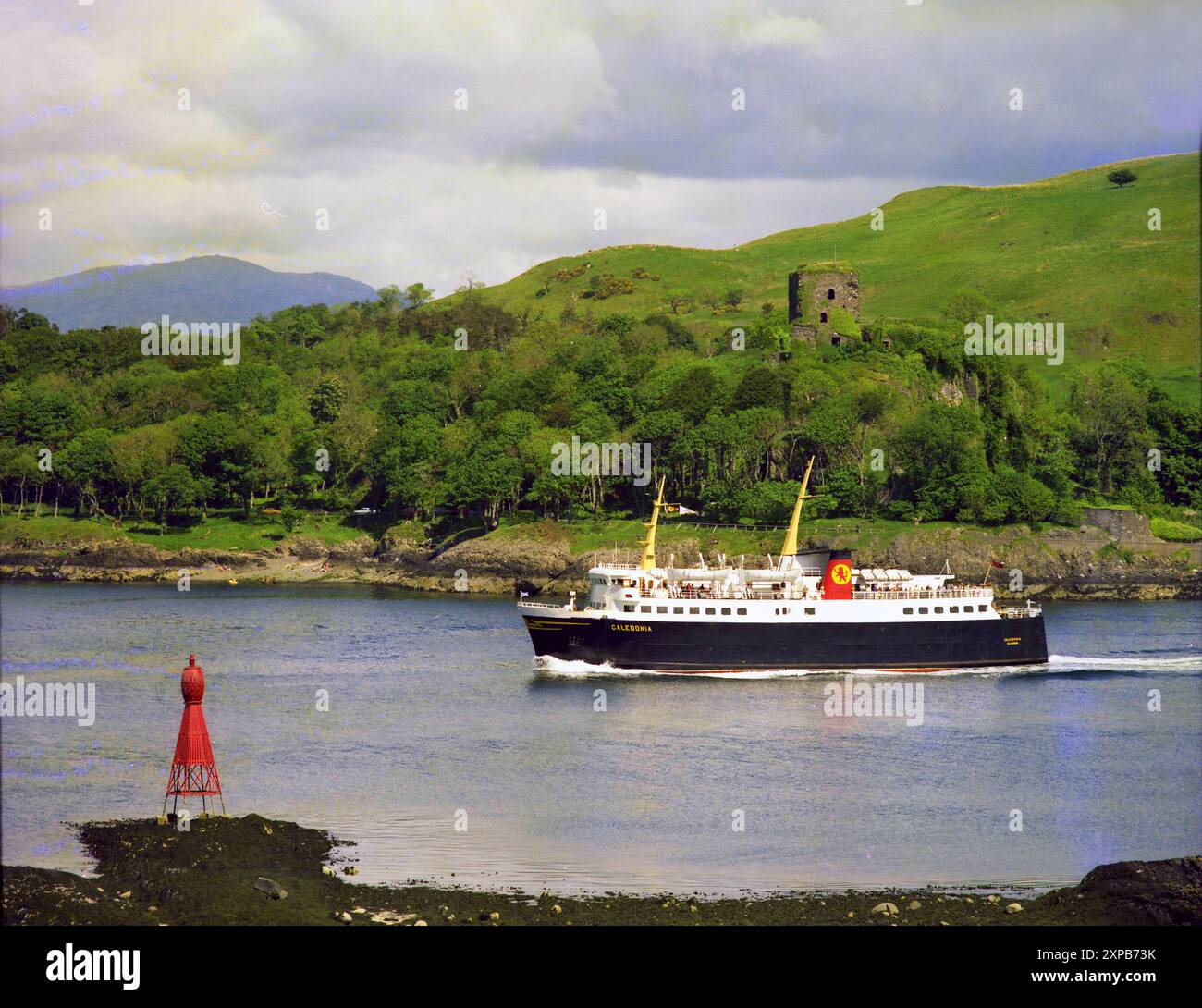 La MV Caledonia passa accanto al castello di Dunollie mentre si dirige verso Craignure, Oban, Argyll 1970 Foto Stock