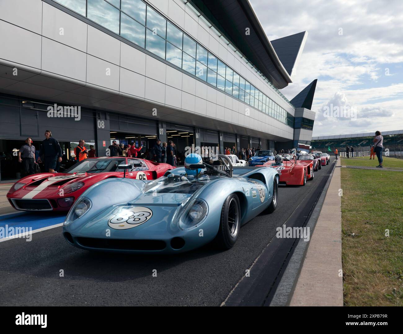 I concorrenti si schierano nella pit Lane internazionale, prima dell'inizio della FIA Masters Historic Sports Car Race, al Silverstone Classic 2016 Foto Stock