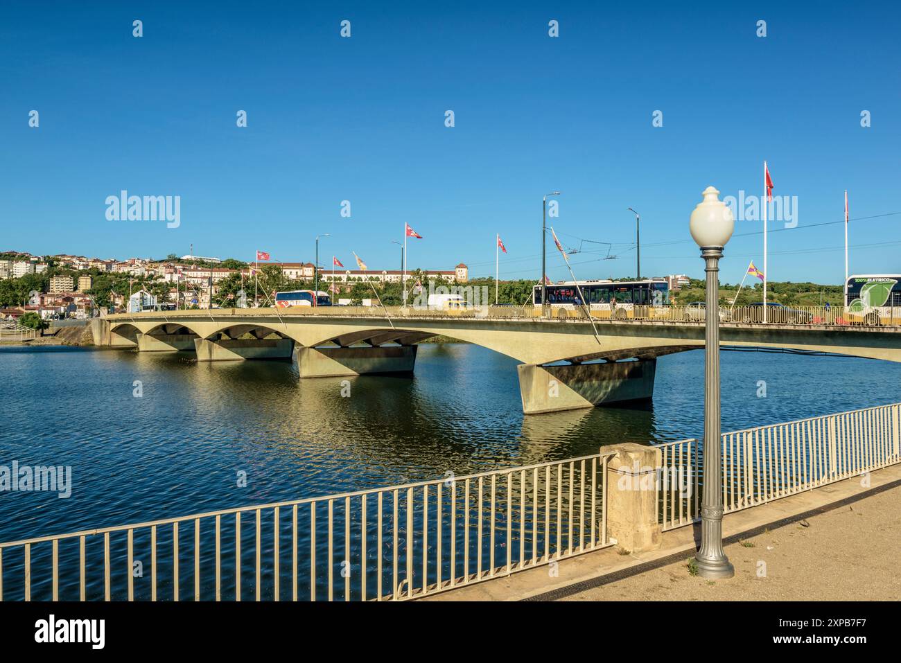 "Ponte de Santa Clara" è un ponte stradale sul fiume Mondego nel centro della città di Coimbra, di fronte a largo da Portagem, il centro della città. Portogallo. Foto Stock
