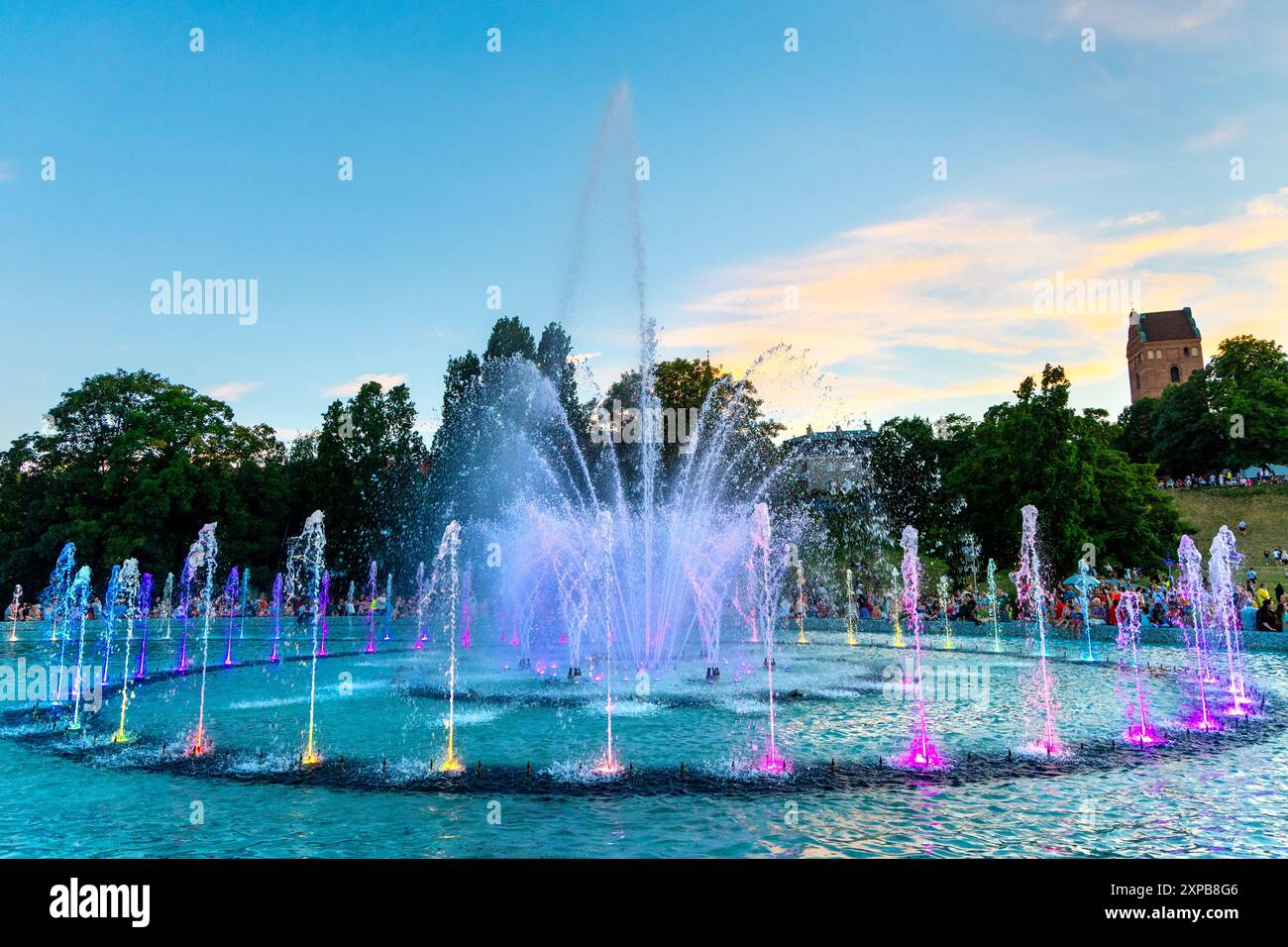 Fontana multimediale colorata e illuminata al tramonto (Fontanna Multimedialna), Varsavia, Polonia Foto Stock