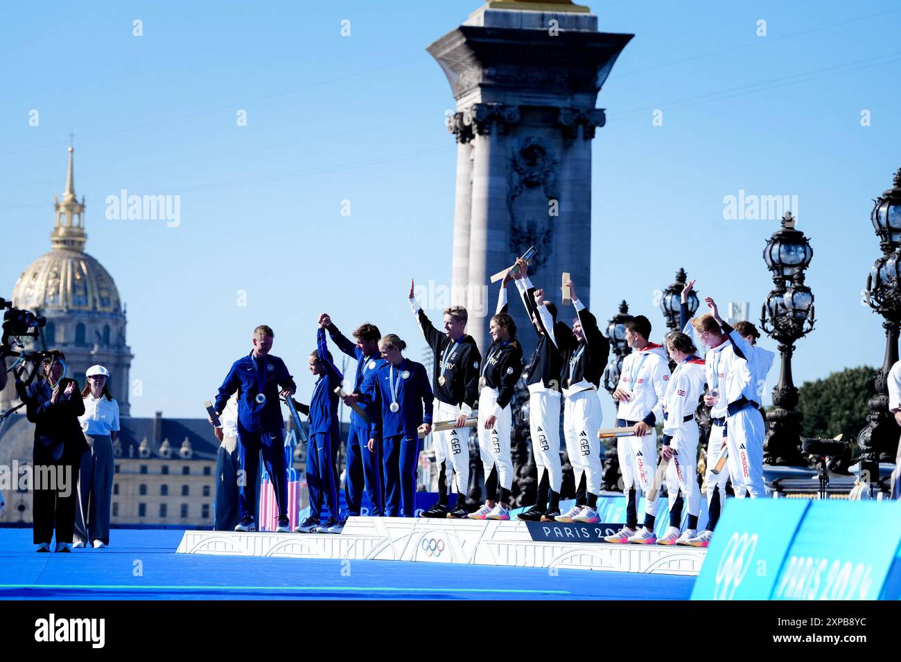 Parigi, Francia. 5 agosto 2024. Podio olimpico del Mixed Relay Triathlon al Pont Alexandre III durante i Giochi Olimpici di Parigi 2024 a Parigi, il 5 agosto 2024. Foto di Julien Poupart/ABACAPRESS. COM credito: Abaca Press/Alamy Live News Foto Stock