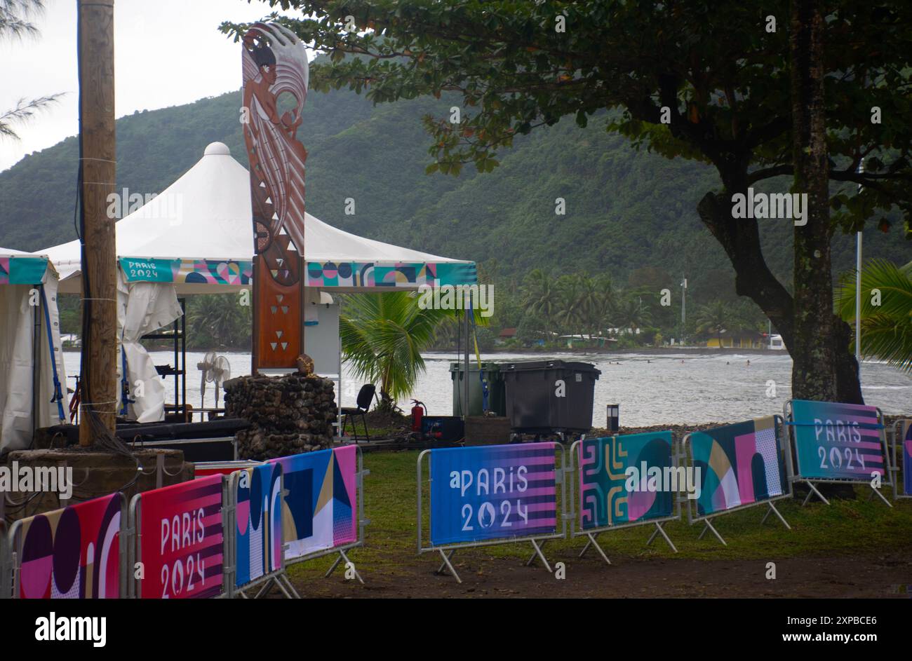 Cartelli all'evento di surf per le Olimpiadi di Parigi 2024, Teahupo'o, Tahiti, Polinesia francese Foto Stock