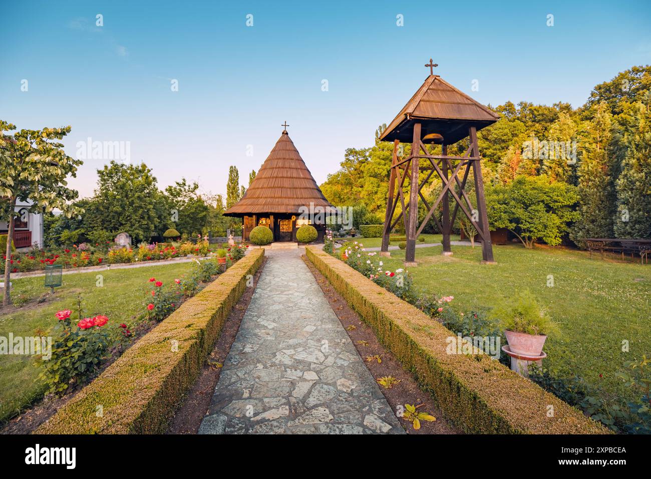 2 giugno 2024, Staro Selo, Serbia: Il Monastero di Pokajnica in Serbia presenta un esterno in legno unico, che mescola tradizione spirituale con la bellezza rurale in una Foto Stock