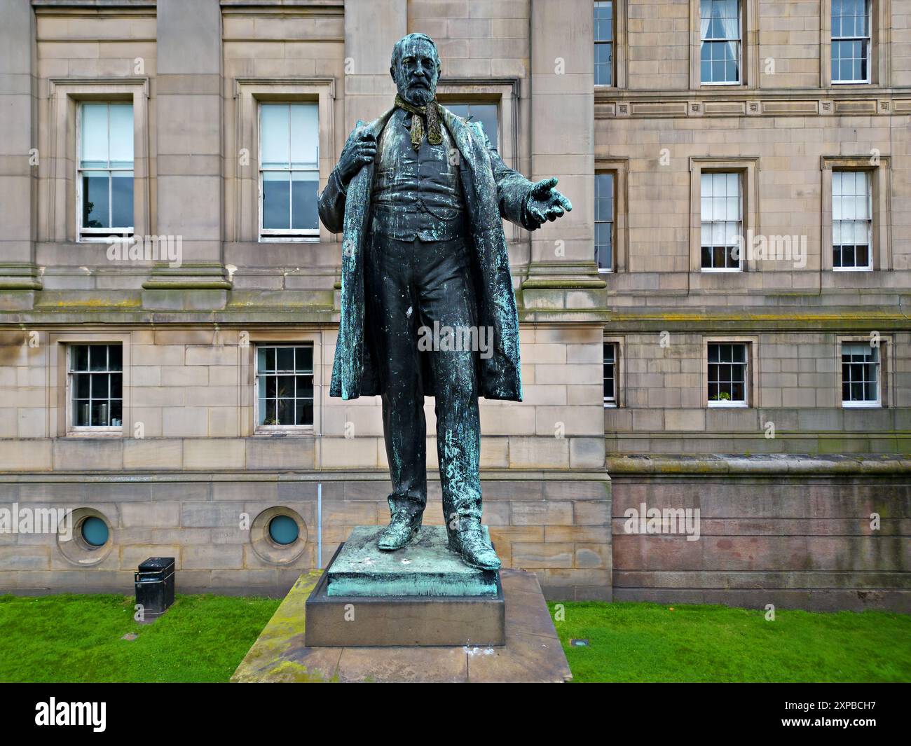 Vista in alto della statua di Sir Arthur Bower Forwood MP, che si trova nei St Johns Gardens sul retro di St Georges Hall Liverpool Regno Unito. Foto Stock