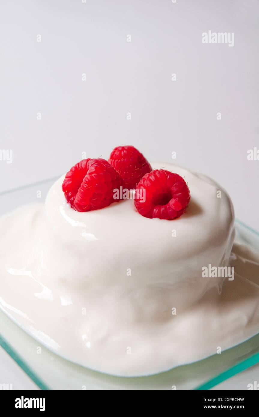 Dessert: Torta alla panna con lamponi. Vista ravvicinata. Foto Stock