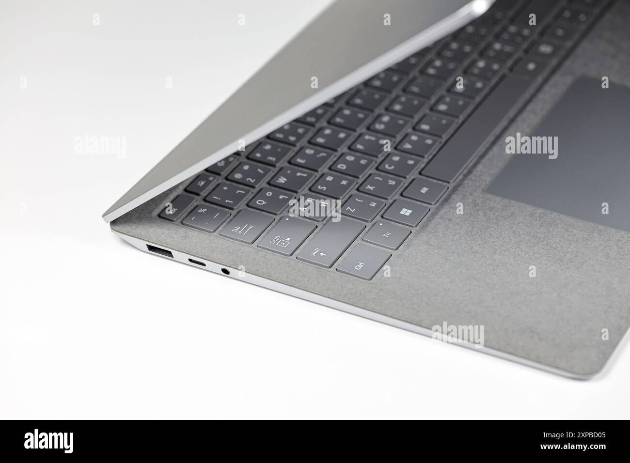 Sul pannello laterale del nuovo modello di notebook premium viene visualizzato il modello con USB tipo A, USB tipo C e porta audio. Foto Stock