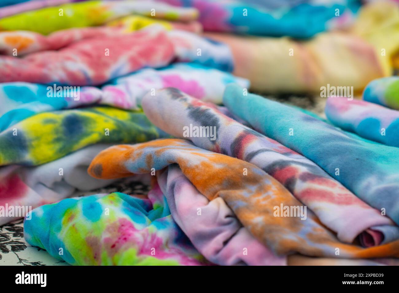 Camicie Tye Dye in vendita al mercato all'aperto Foto Stock